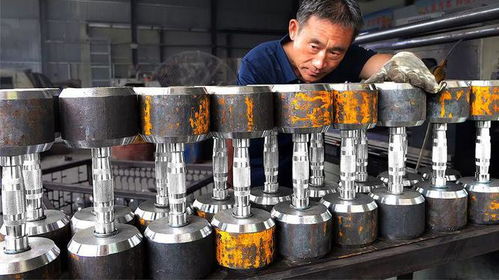 實(shí)拍國(guó)內(nèi)工廠,將圓鋼批量生產(chǎn)啞鈴的過(guò)程,這工藝看著真舒服